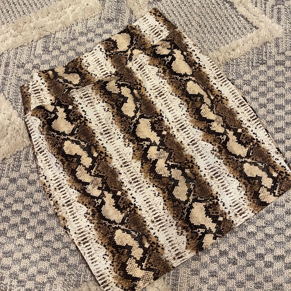 Wild Fable Mini Stretch Tan Brown Snakeskin Snake Print Skirt Size Medium - Picture 1 of 4